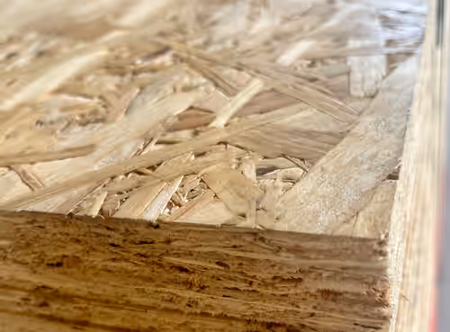 10 mm OSB lapok egymásra helyezve – szabványos méretű tábla